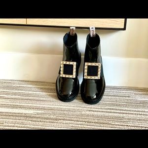 Authentic Viv' Rangers Strass Buckle Chelsea Booties in Patent Leather
